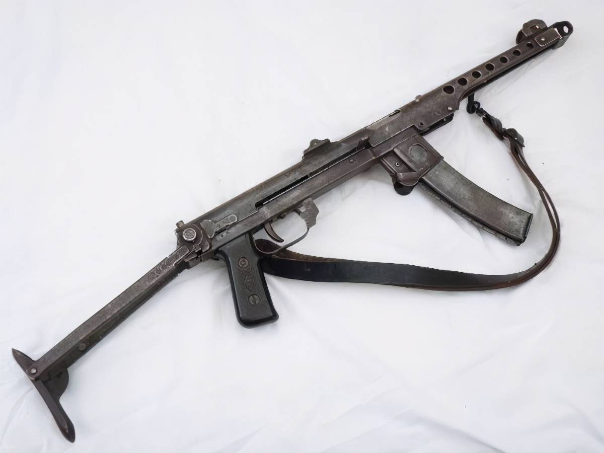 《集结号》中还出现一款争议特别大的道具枪,该枪用的是pps43冲锋枪