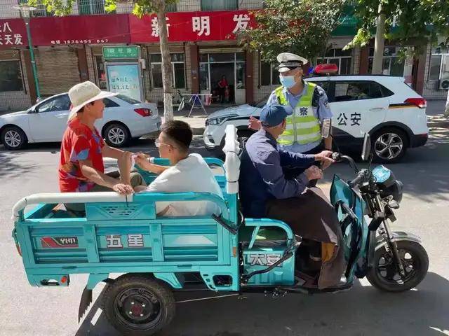 电动三轮车,摩托三轮车违法载人为重点,教育驾驶员要严格遵守道路交通