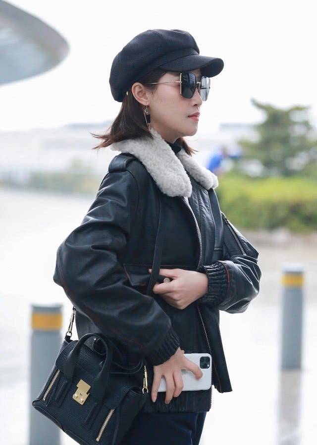 原创蓝盈莹现身机场,穿毛领夹克搭纸袋裤玩混搭,又美又飒