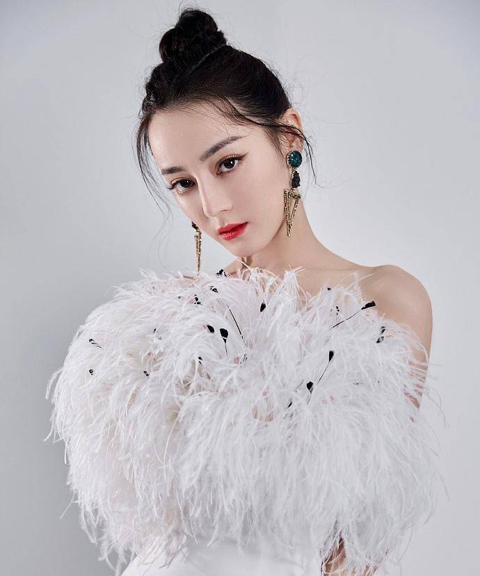 仙女!迪丽热巴穿羽毛短裙造型美艳,秀香肩美腿天鹅颈吸睛