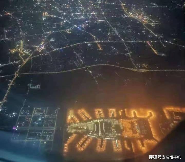 还有网友晒出了夜间在飞机上拍到的广州白云机场,感觉夜间的"大蟑螂"
