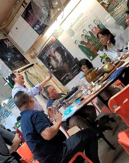 孙俪的姨奶奶带着刑满释放的丈夫参加聚会 她一路上都是光头和冷脸
