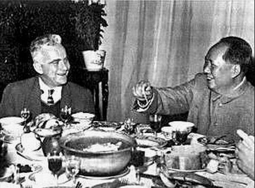 1972年,美国记者斯诺去世后,为何要将另一半骨灰葬在中国?