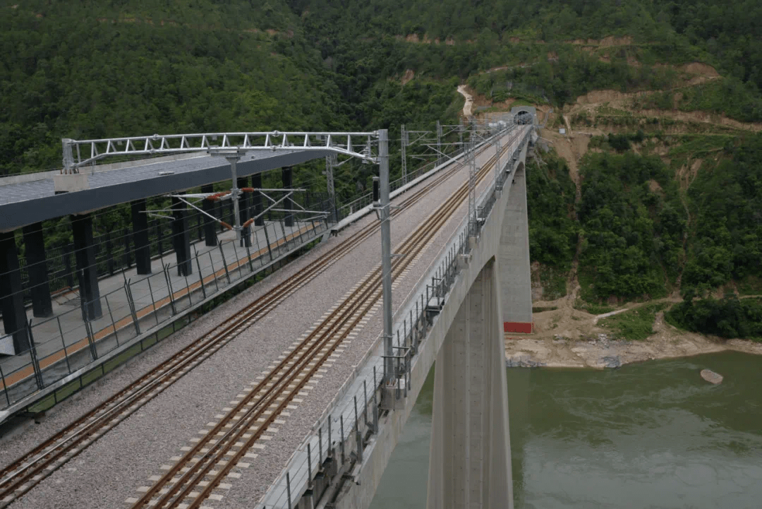 这里一桥跨两州(市),是大理州南涧县与临沧市凤庆县的结合部.