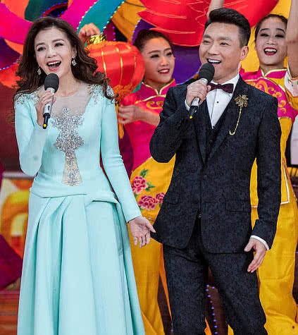 康辉如今48岁,与老婆相爱28年,她们才是夫妻典范