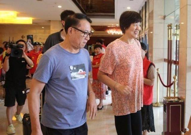 原创郎平离队想陪伴家人,老公是高校教授,女儿如今长年定居美国!