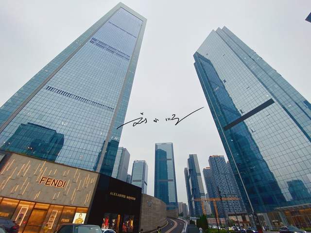 原创重庆最高档的商场,就在江北嘴cbd,重庆第一家lv专卖店开在这里