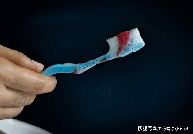 早晨刷牙时,发现有牙龈出血的现象,但是自身没有牙周疾病,就要想到