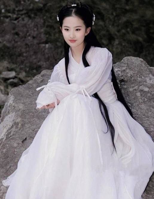 《仙剑奇侠传》年,刘亦菲饰演的赵灵儿,一角获得了不少关注,成为当时