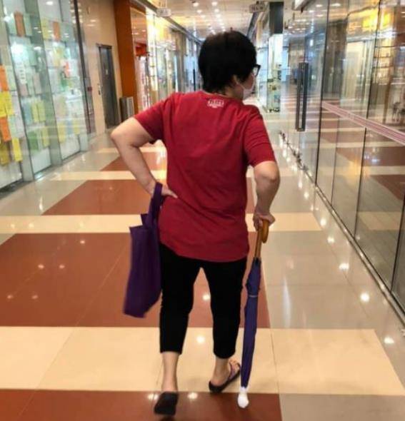 难以置信!一代女神因厌食症突然暴瘦,50岁拄拐杖近照曝光惹心酸