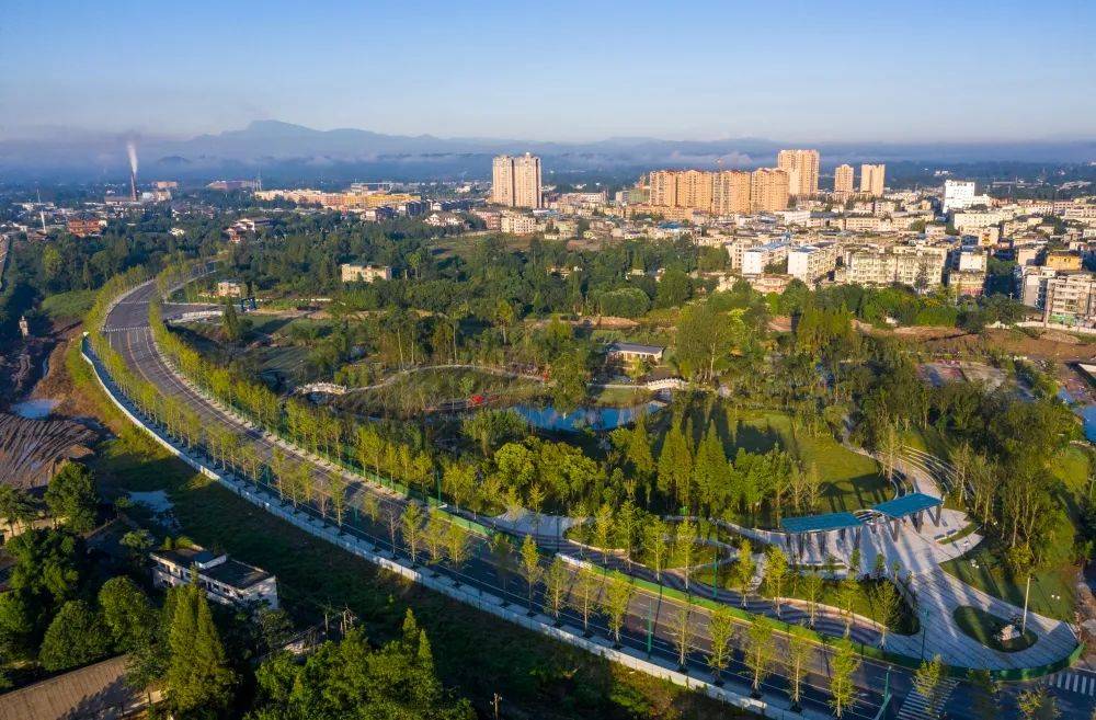 近年来,青神县践行"两山"理念,建设竹里系列公园,一座美丽生态宜居的