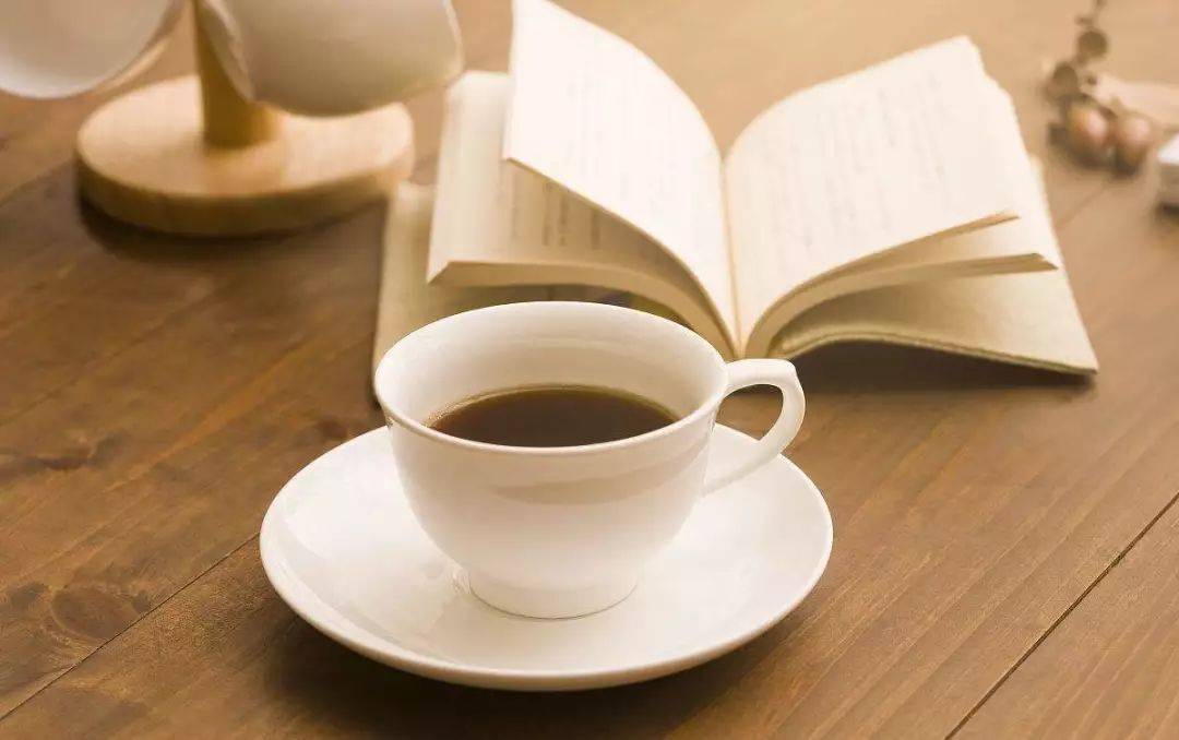 新研究发现:每天晨起后喝一杯咖啡,可以润肠通便,不用