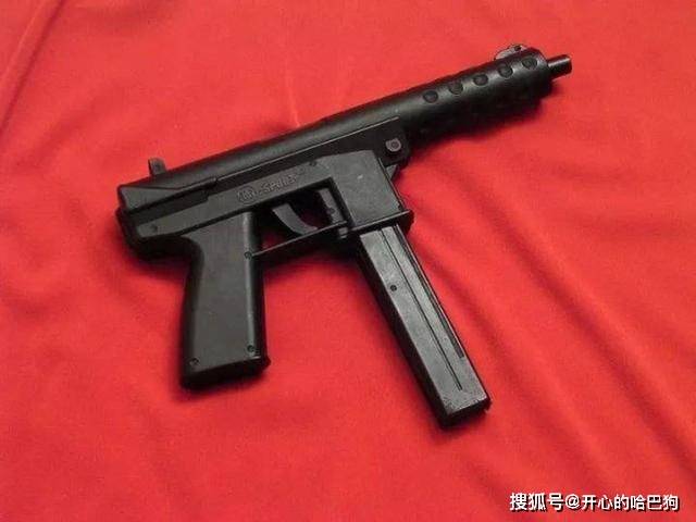 第一把枪就是tec-9冲锋枪,这把冲锋枪具有较高的危险性,因为它是美国