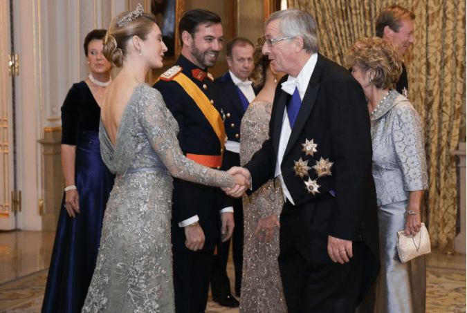 原创卢森堡王妃参加公主婚礼,穿着斗篷裙身材暴瘦,大婚时更惊艳四座