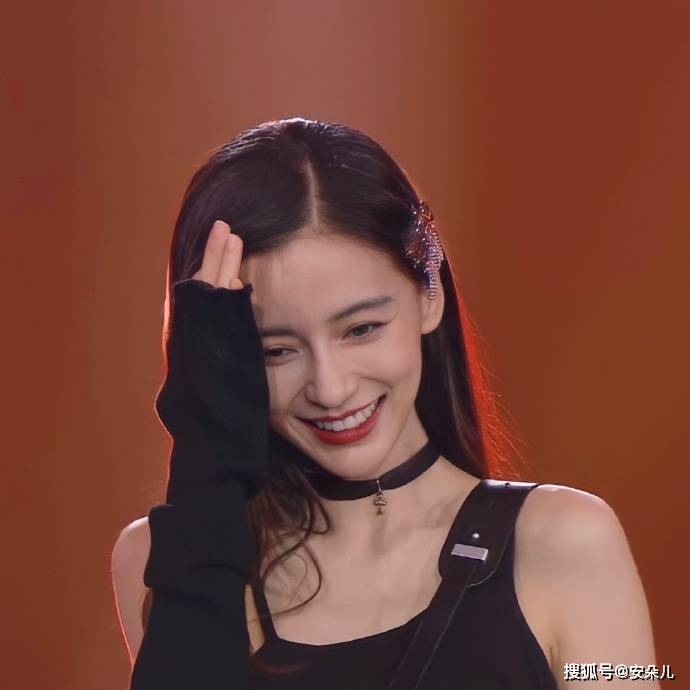 angelababy微笑,Angelababy angelababy出席活动笑容明艳甜酷十足,美爆了