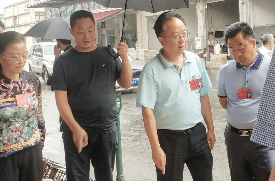 【华南快讯】县人大常委会副主任任江河,王天文调研秀山华南生鲜市场