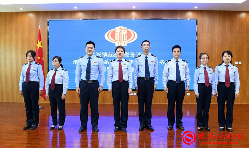 "师徒制"拜师环节,"师傅"给新入职干部代表佩戴税徽.记者 许艾学摄