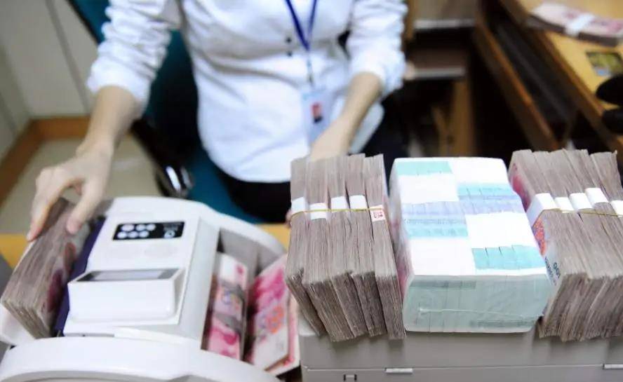 原创湖北一大妈到银行存钱2万元,竟变成买保险,银行:大妈同意了