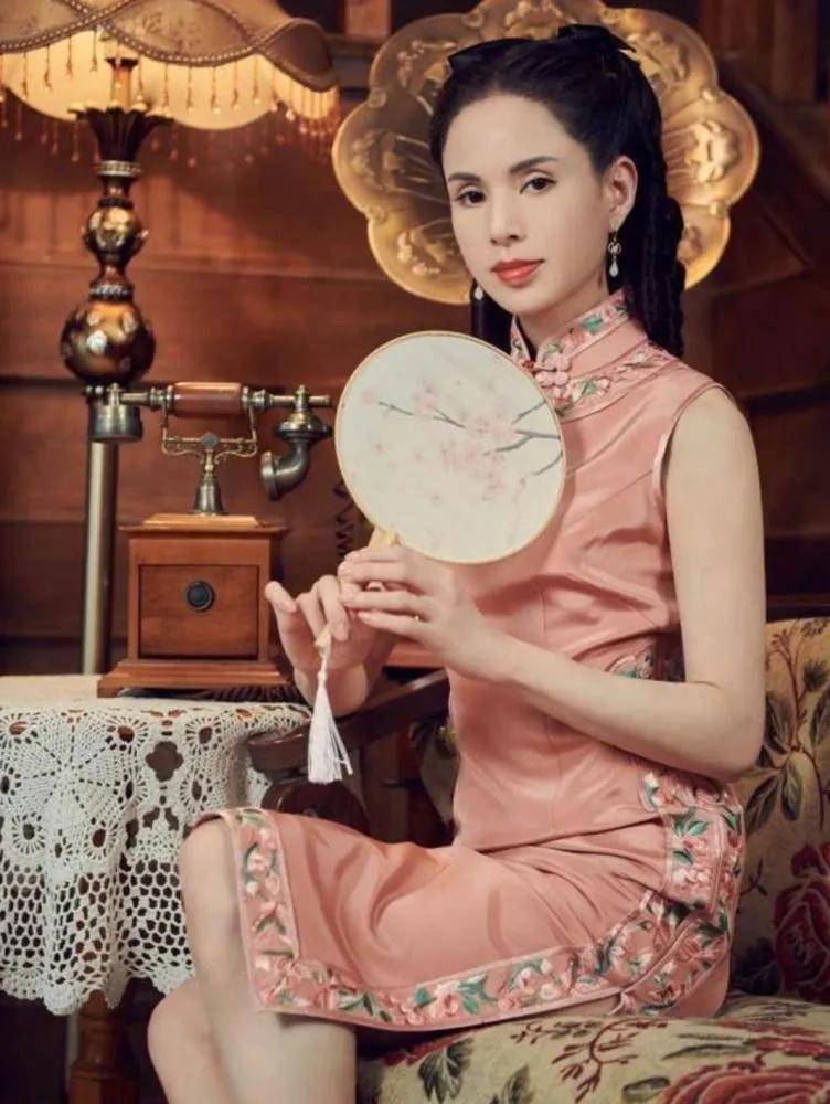 李若彤也太会保养了,穿旗袍拍摄时尚大片,把55岁减龄到30岁!