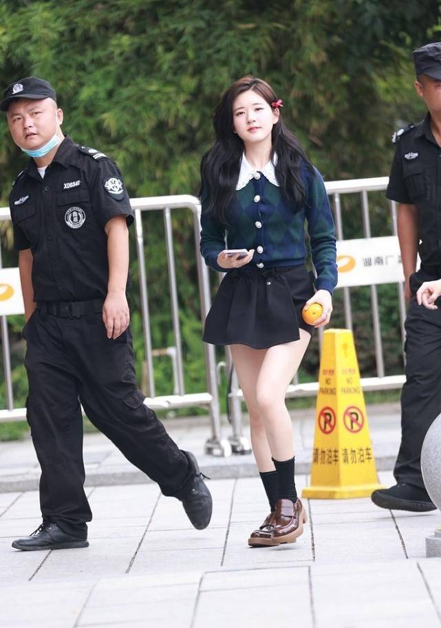 原创赵露思:甜美学妹风格,翻领针织上衣配百褶短裙,尽显可爱与清纯