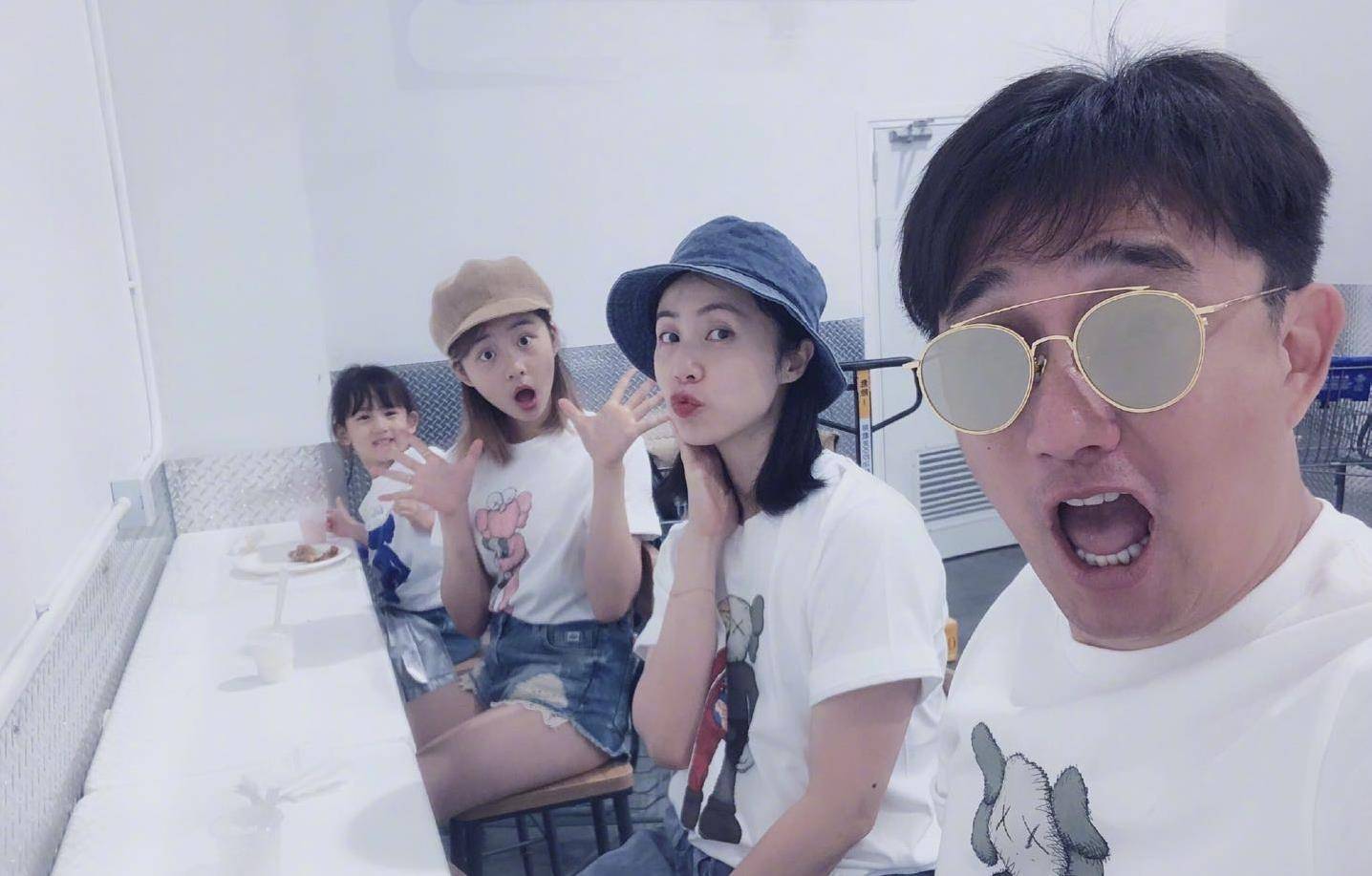黄磊三胎儿子正面首曝光!4岁模样乖巧萌态足,一家四口
