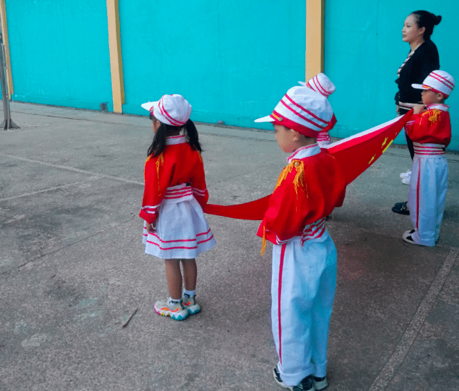 经过和老师确认,林女士也终于明白幼儿园升旗规则和小学不同,小学多