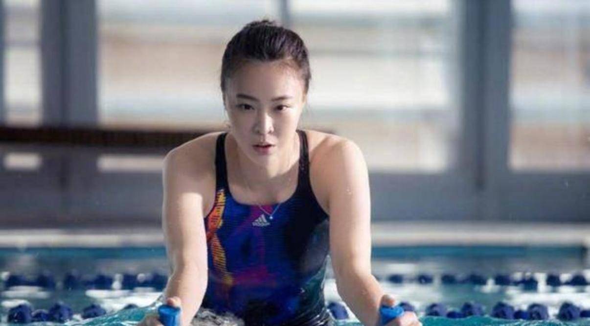 女排30岁美女队长现状,孕肚明显,略显发福,大波浪依旧