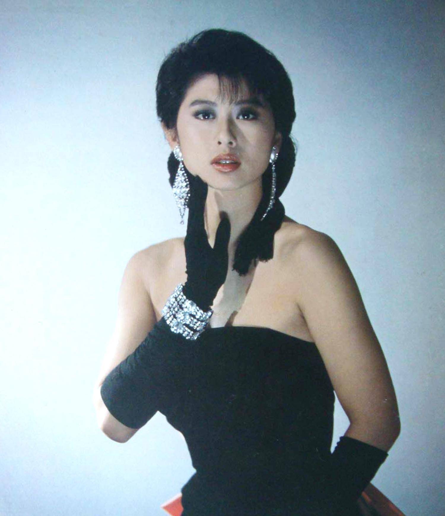 香港乐坛十大天后女歌星出道时间和芳龄 看看她们年轻
