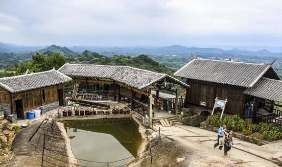 重庆梁平美景多,建在孤峰上的滑石古寨,历经风雨如今依然靓丽