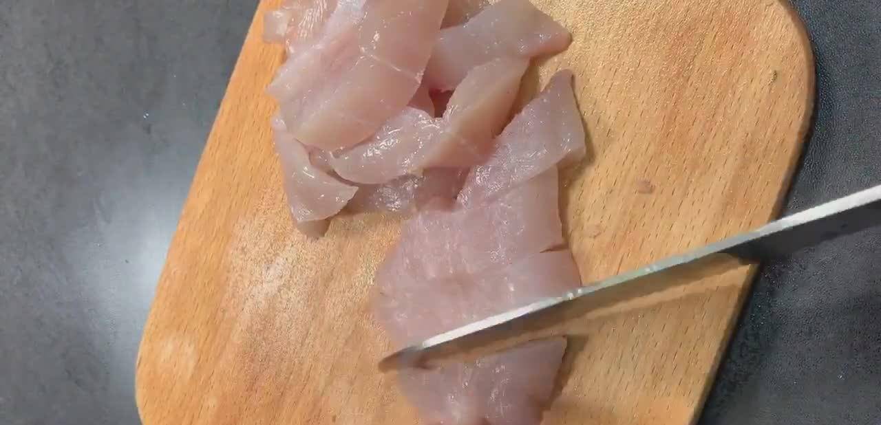 有着较大的区别,偏内陆的人喜欢在鱼肉中加入山药,沿海的人则对猪肥膘