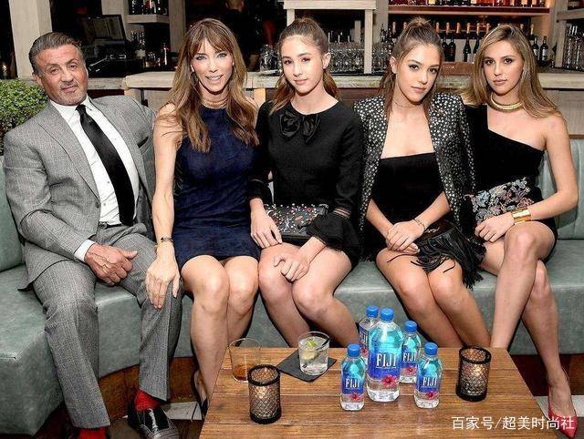 史泰龙三千金海边玩水秀身材,身材不输超模,最小女儿最敢穿