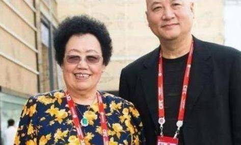 原创迟重瑞的老婆,翡翠傍身凸显富贵,两人特别的恩爱