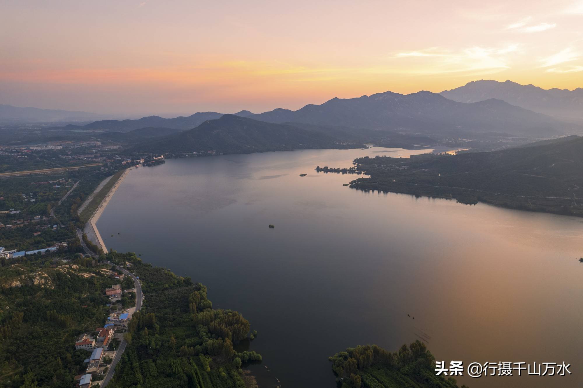 航拍泰安黄前水库,绚丽晚霞映红了水面,水天一色美如画卷
