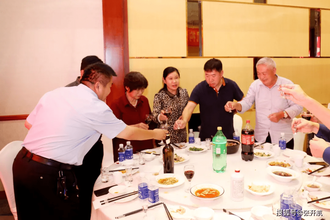 会议结束后,大家齐聚一堂,共进中秋晚宴,举杯同庆中秋佳节,互表节日的