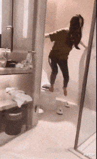 跟女同事一块吃饭,她一直保持这个坐姿,真的是淑女型的!