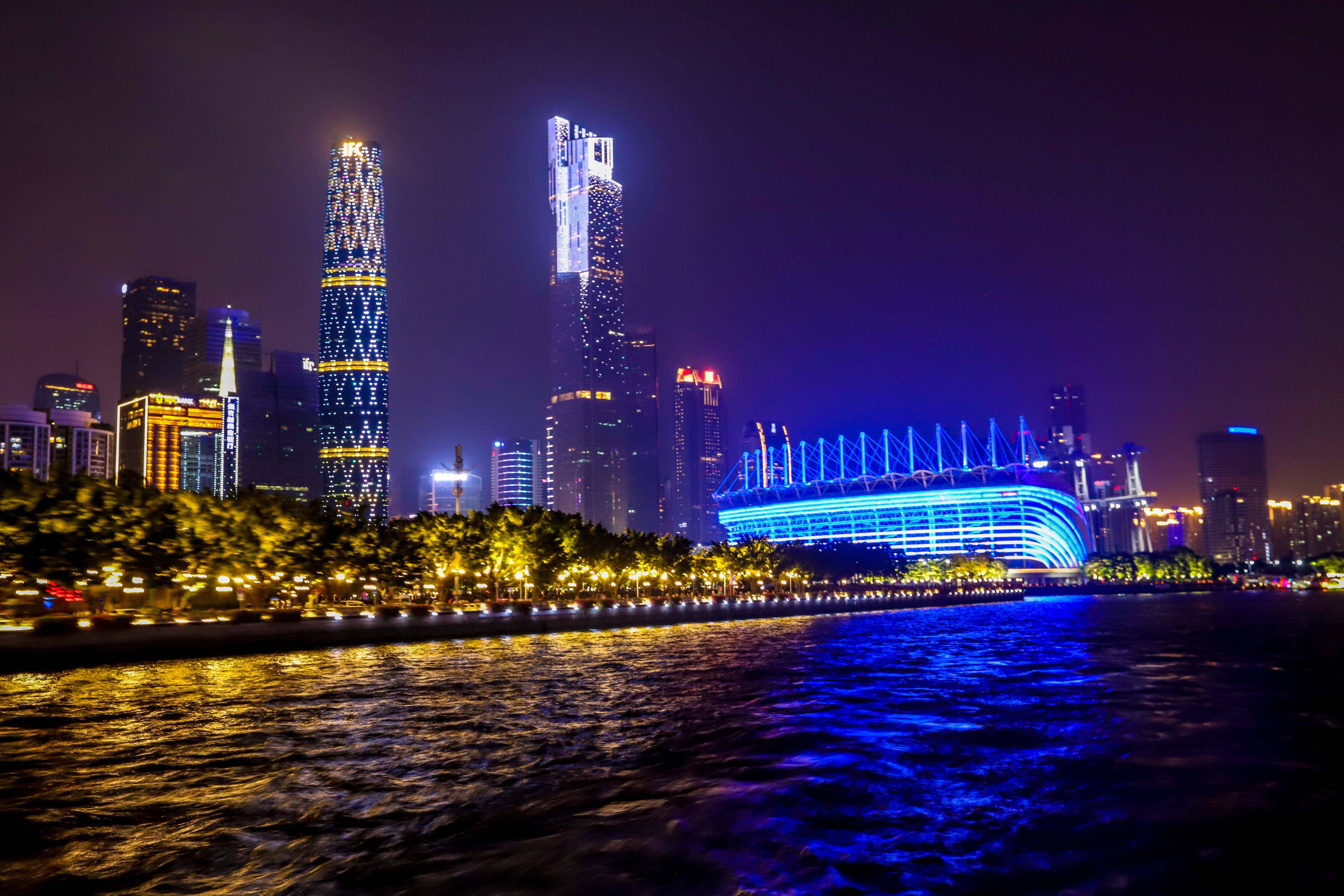 经过珠江新城的时候,看到东塔和西塔的夜景特别好看.