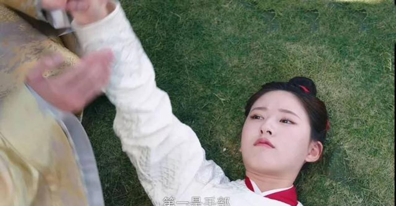 原创赵露思新剧引争议落水用替身穿帮很明显黄发睫毛美甲抢镜