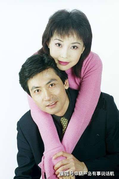 歌手胡月近照,曾多次登上央视春晚,如今年过50气质不凡