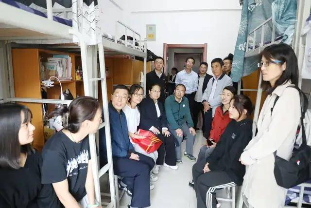 神木职业技术学院领导中秋佳节深入学生宿舍走访慰问
