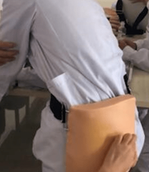 没眼看!护理学生上实训课,同学戴假屁股模型练习扎针