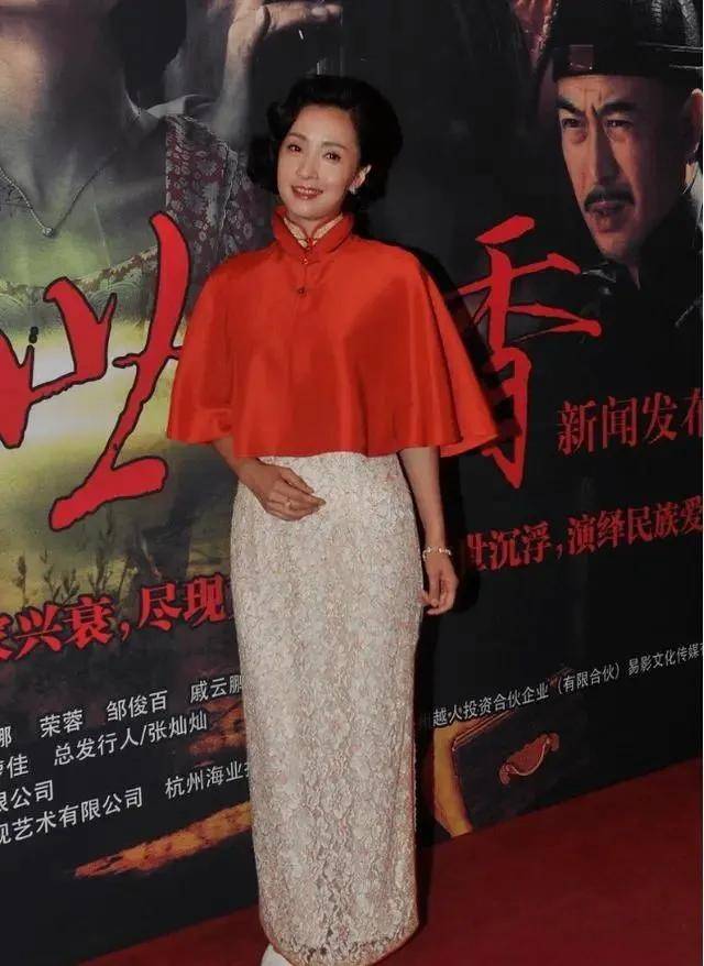 陶虹的气质很美很柔,曲线外形也不差,这身材穿旗袍真的很完美!