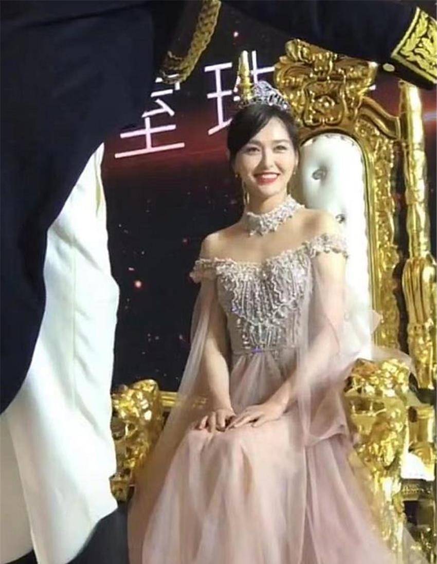 原创唐嫣盛装出席线下活动,珠光宝气显尊贵,头戴皇冠美得像公主!