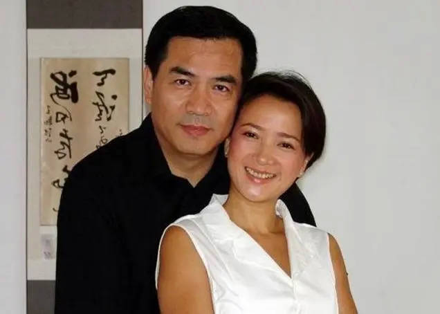 哪些女星嫁给了爱情?陈紫函幸福姐弟恋,何晴老公陪伴她成功抗瘤