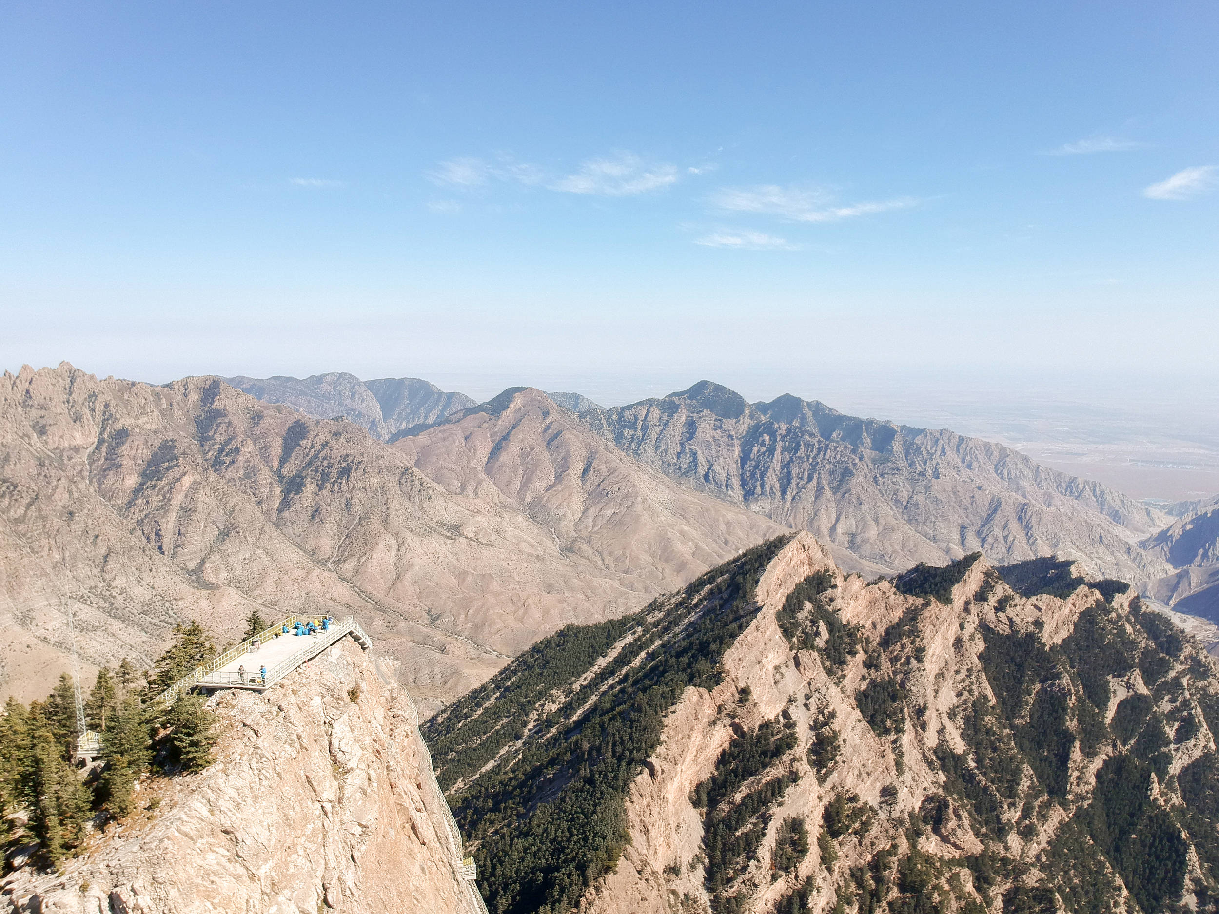 在我国宁夏有一条著名的山脉—贺兰山脉,它与大兴安岭,阴山,祁连山