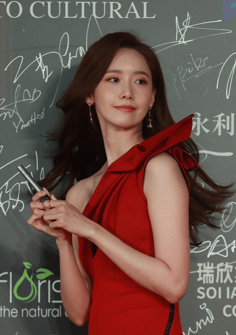 穿红色的林允儿太妩媚,不愧是女团出身,气质身材衣品样样出彩