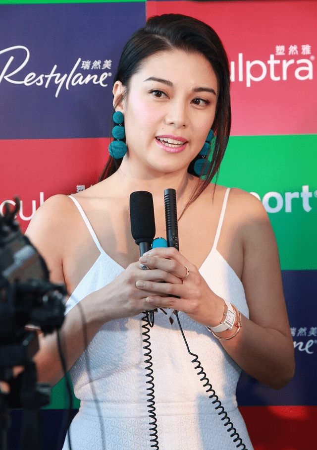 廖碧儿脸看着胖嘟嘟,但身材却十分撩人,身穿裙装女人味更浓