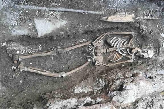 地铁站挖出古代"双层人骨",女人骨骼上面还有一层"细小"骨骼