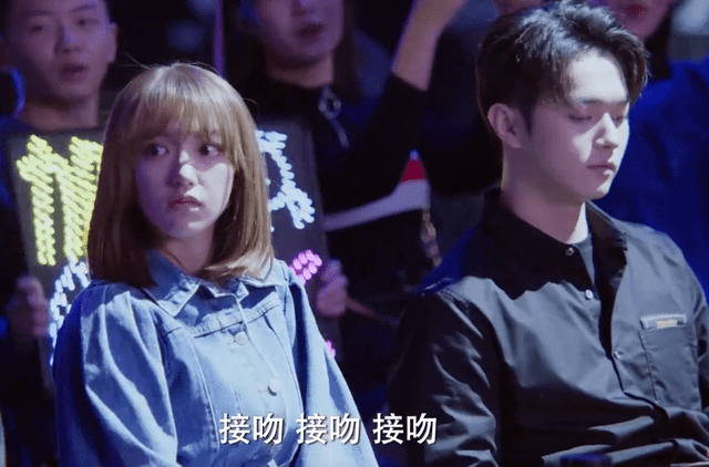 《你微笑时很美》这部剧里面,就有过周围的人起哄,让男女主角接吻的