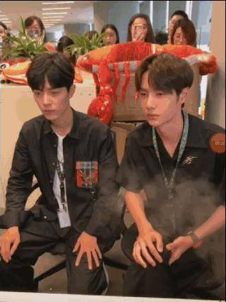 原创肖战王一博有"基情"?从"摸手门"到爱心痣梗,众细节耐人寻味
