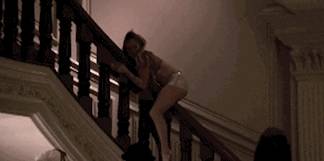 搞笑gif:美女,放下那个小宝宝,有什么问题冲我来!